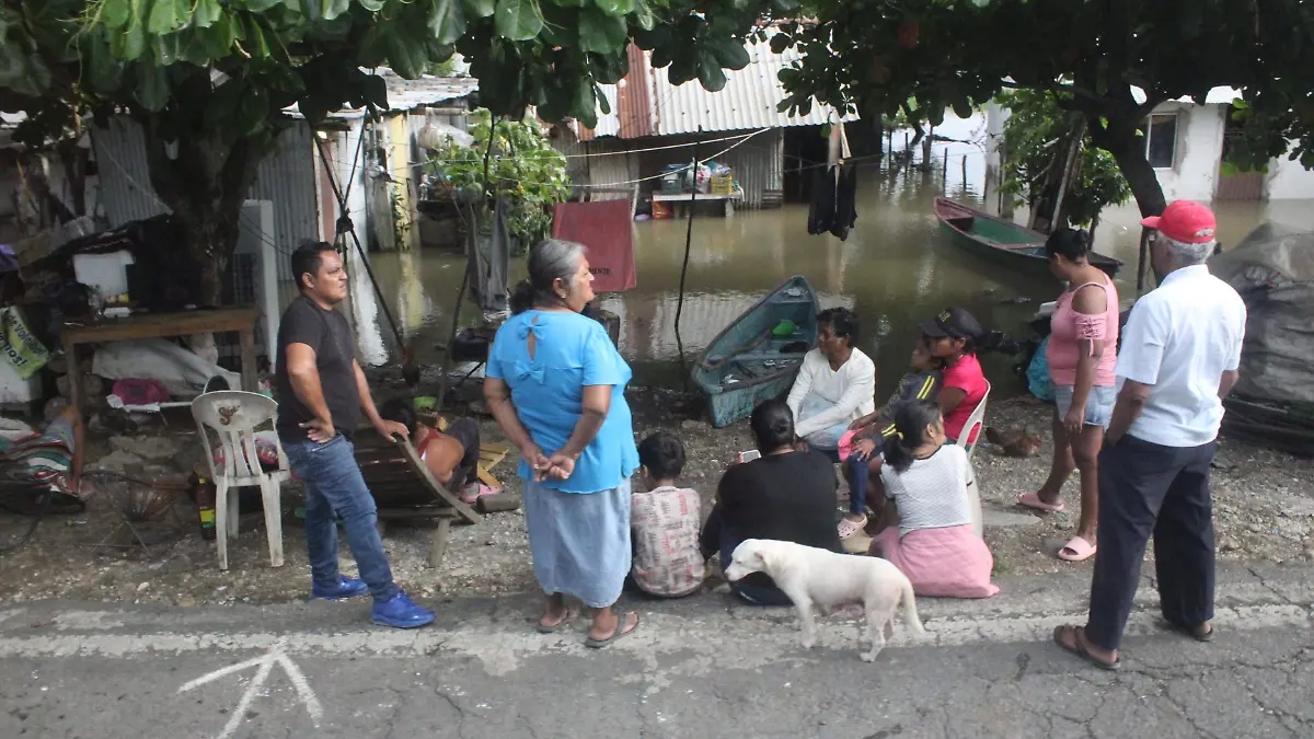 Pobladores resguardados a la orilla de la carretera